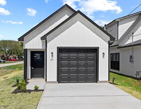 201 S 2nd St in Beasley, TX - Building Photo - Building Photo