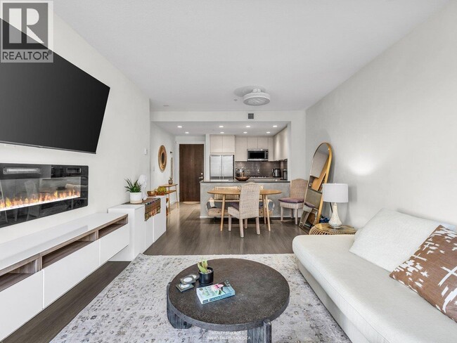 255 W 1st St in North Vancouver, BC - Building Photo - Building Photo