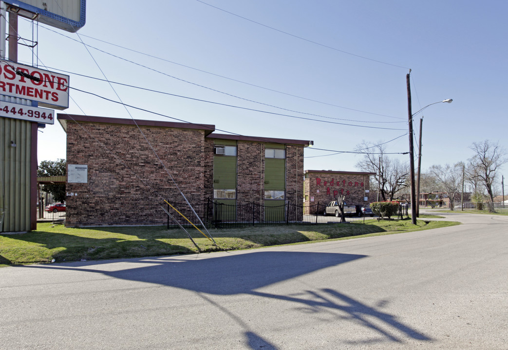 Redstone Apartments in Houston, TX - Foto de edificio