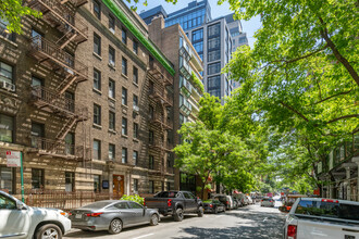 245 E 50th St in New York, NY - Building Photo - Building Photo