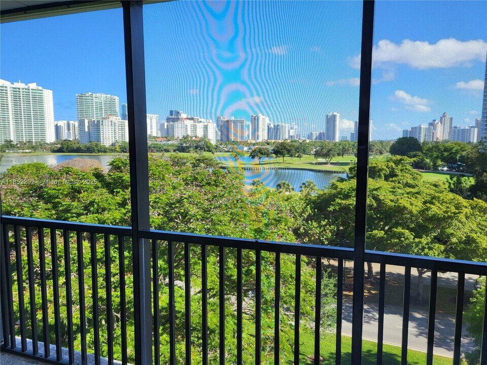 3475 N Country Club Dr in Miami, FL - Foto de edificio