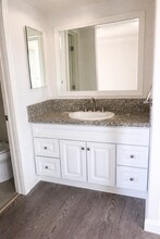 18620 Hatteras St, Unit 244 in Tarzana, CA - Foto de edificio - Building Photo