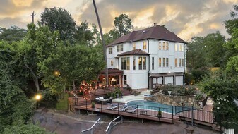 1 Magnolia Bend Dr in Houston, TX - Building Photo