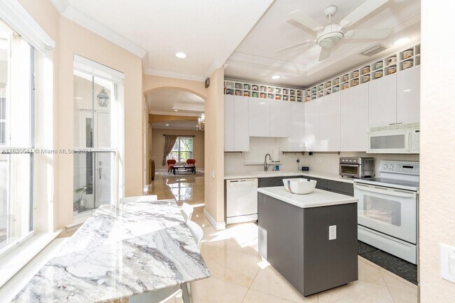 999 Harbor Vw N in Hollywood, FL - Foto de edificio - Building Photo