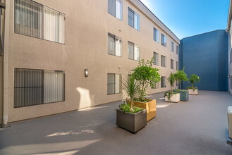 Windsor Court in Los Angeles, CA - Foto de edificio - Building Photo