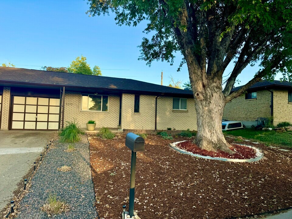 5370 King Ct, Unit 2 bd 1ba Regis duplex in Denver, CO - Building Photo