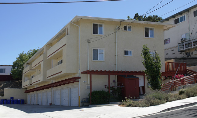 325 Vaqueros Ave in Rodeo, CA - Foto de edificio - Building Photo