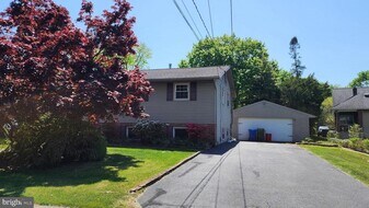 318 Oakwood Ave in Glassboro, NJ - Building Photo