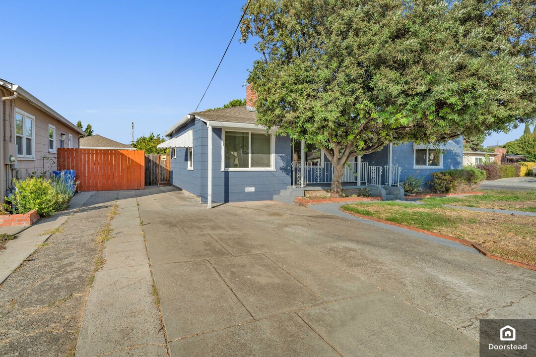 37166 Holly St in Fremont, CA - Foto de edificio