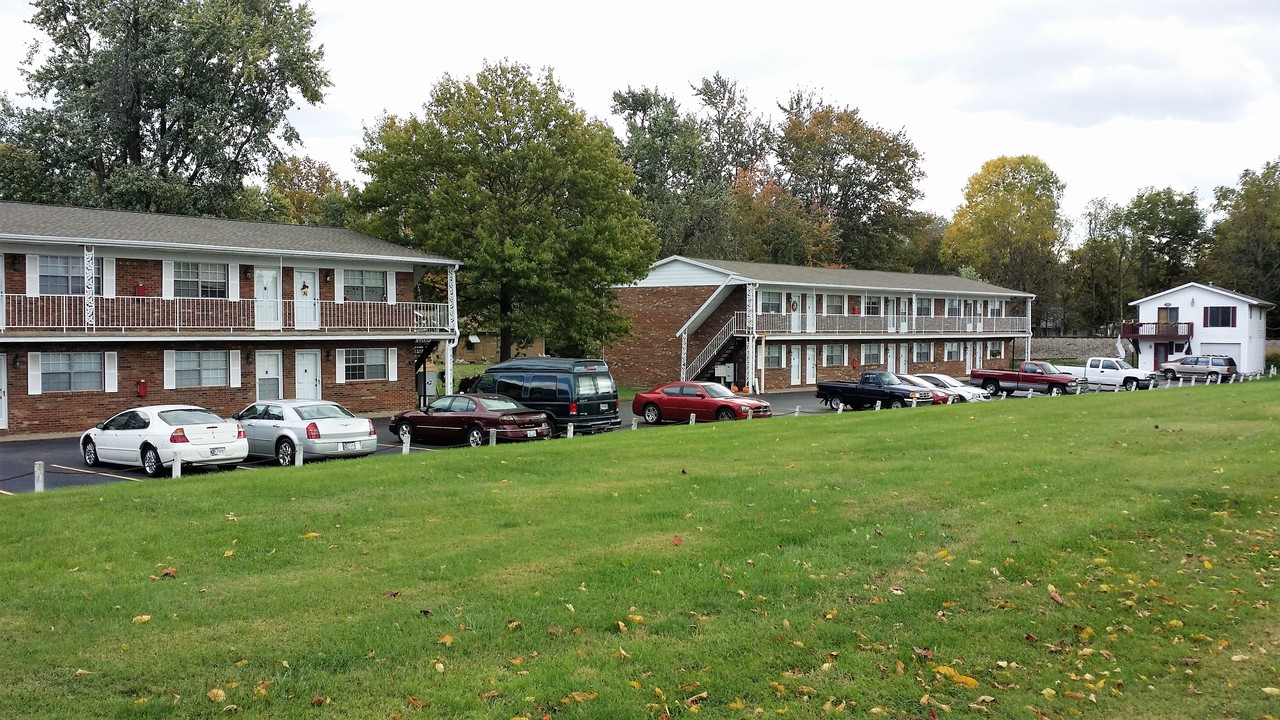 Chapel Court Apartments in Evansville, IN - Building Photo