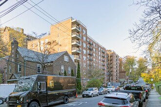 5425 Valles Ave in Riverdale, NY - Foto de edificio - Primary Photo