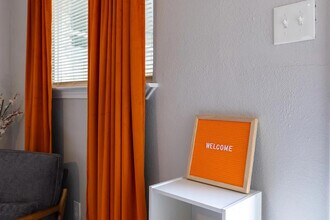 6302 Manor Rd in Austin, TX - Building Photo - Building Photo