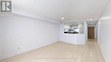 711 Rossland Rd E in Whitby, ON - Building Photo - Building Photo