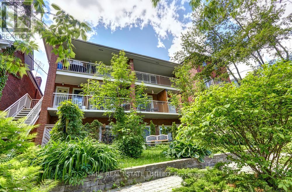 222 Kenilworth Ave in Toronto, ON - Building Photo