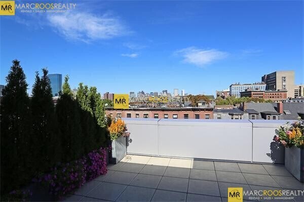 691 Massachusetts Ave, Unit 405 in Boston, MA - Foto de edificio - Building Photo