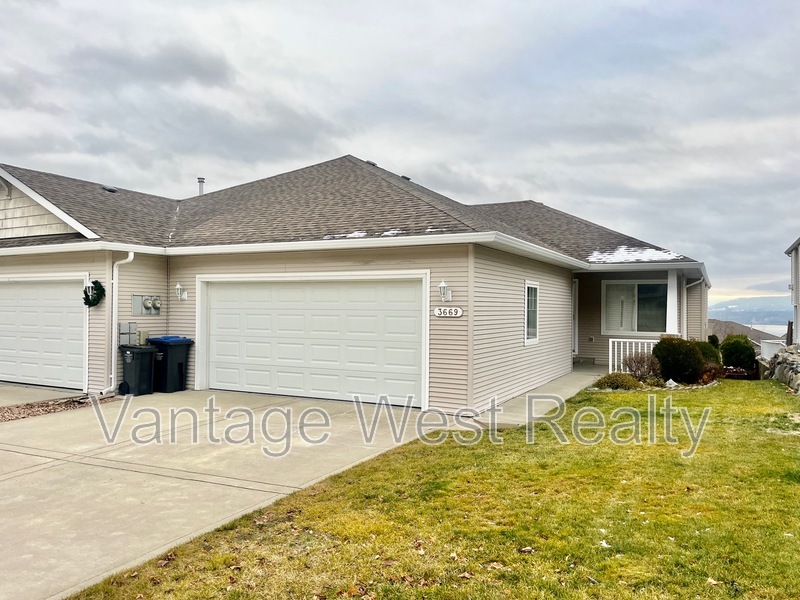 3669 Morningside Dr in West Kelowna, BC - Building Photo