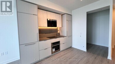 1 Fairview Rd E in Mississauga, ON - Building Photo - Building Photo