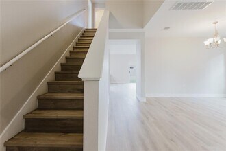 8011 Running Water Dr in Austin, TX - Foto de edificio - Building Photo