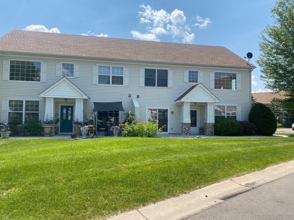 7697 Coneflower Curve S in Chanhassen, MN - Building Photo