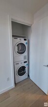 Modern 1-Bedroom Apartment with a Balcony! in Queens, NY - Foto de edificio - Building Photo