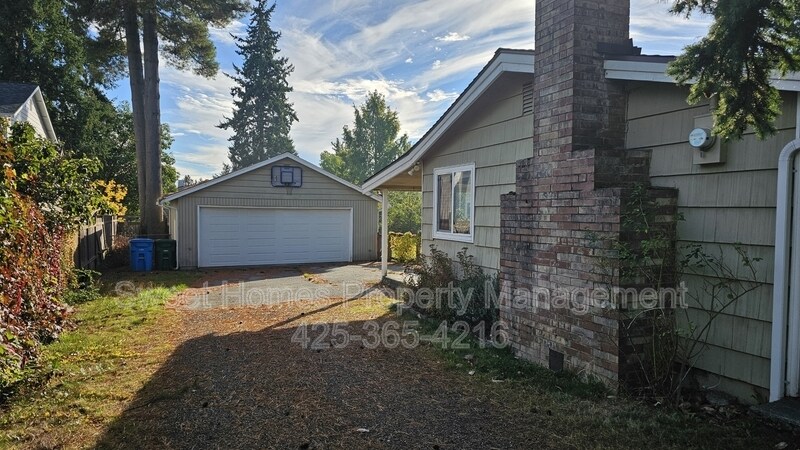 1217 NE 184th St in Shoreline, WA - Building Photo