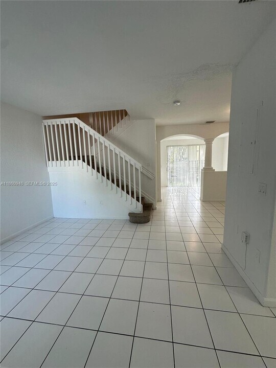 2438 SE 14th Ave in Homestead, FL - Foto de edificio