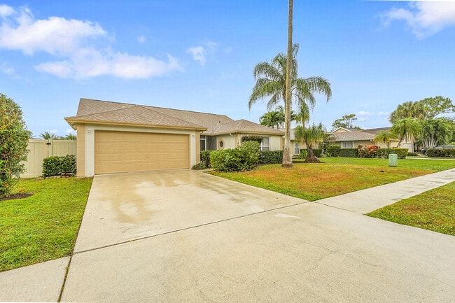 13048 Meadowbreeze Dr in Wellington, FL - Building Photo - Building Photo