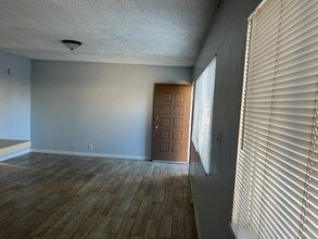 9318 Victoria Ave in South Gate, CA - Foto de edificio - Building Photo