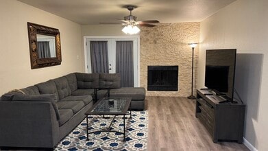 356 W Harwood Rd, Unit C in Hurst, TX - Foto de edificio - Building Photo