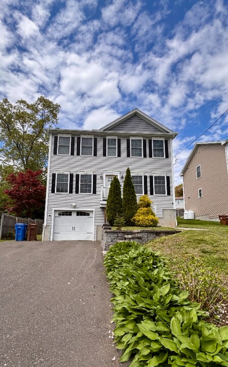 55 Saginaw Trail in Shelton, CT - Building Photo