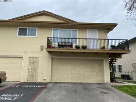 2114 Peppertree Way in Antioch, CA - Building Photo