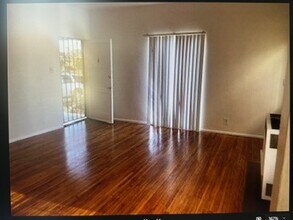 1836 W 73rd St, Unit 1836 in Los Angeles, CA - Building Photo - Building Photo