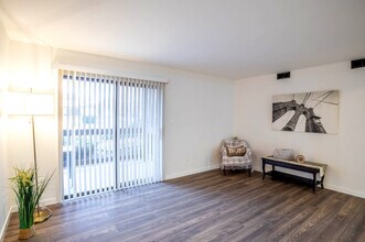 800 Brook Dr in Streamwood, IL - Building Photo - Building Photo