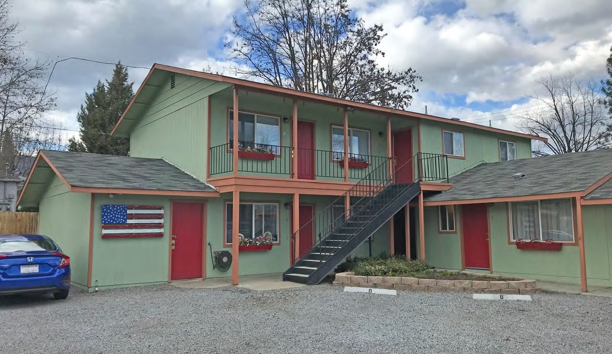 315 3rd St in Yreka, CA - Foto de edificio