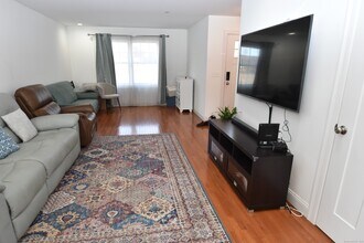 501 Old Village Cir in Windsor, CT - Building Photo - Building Photo