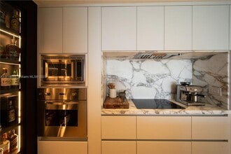 1425 Brickell Ave in Miami, FL - Building Photo - Building Photo