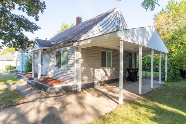 1353 Bissell St in South Bend, IN - Building Photo - Building Photo