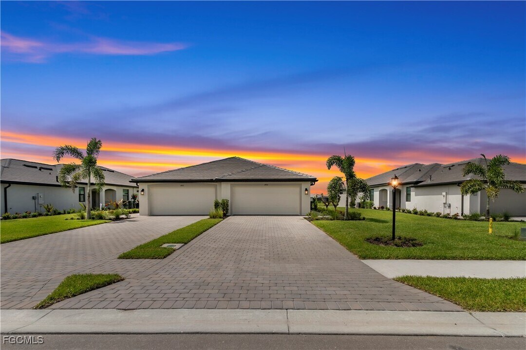 19553 Hinkley Dr in Estero, FL - Building Photo