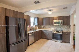 360 NE 87th St in El Portal, FL - Building Photo - Building Photo