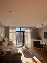 651 N Milwaukee Ave, Unit 301 in Chicago, IL - Building Photo