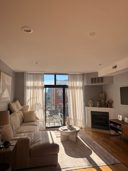 651 N Milwaukee Ave, Unit 301 in Chicago, IL - Building Photo