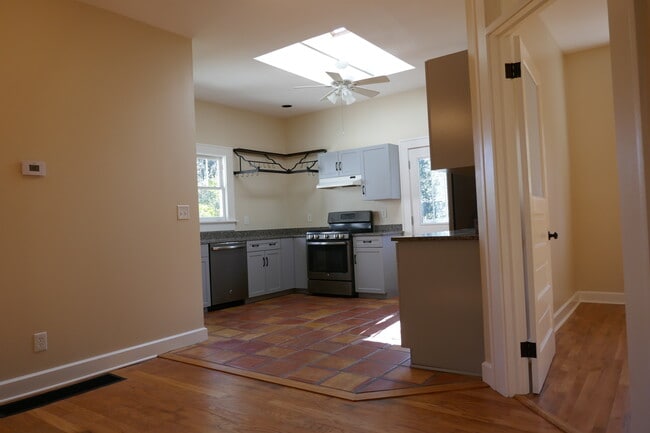 145 S Columbia Dr, Unit B in Decatur, GA - Building Photo - Building Photo