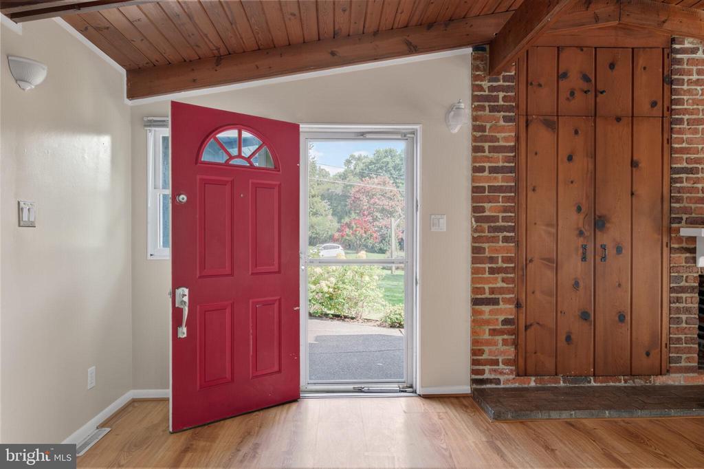 2910 Pine Spring Rd in Falls Church, VA - Foto de edificio