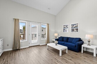 216 Double Eagle Dr in Myrtle Beach, SC - Foto de edificio - Building Photo