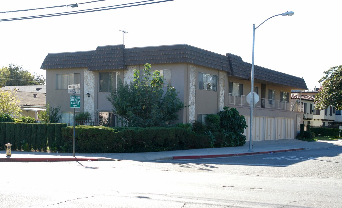 1018 E Garfield Ave in Glendale, CA - Building Photo