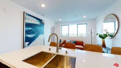 1143 Glenville Dr in Los Angeles, CA - Building Photo - Building Photo
