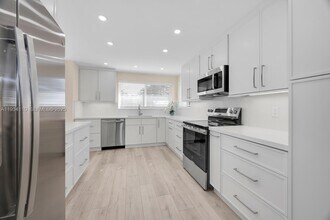 6110 SW 79th St in South Miami, FL - Building Photo - Building Photo