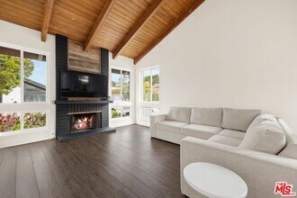 1329 Avenida de Cortez in Los Angeles, CA - Building Photo - Building Photo