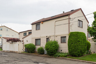 Point West Condos in Staten Island, NY - Foto de edificio - Building Photo