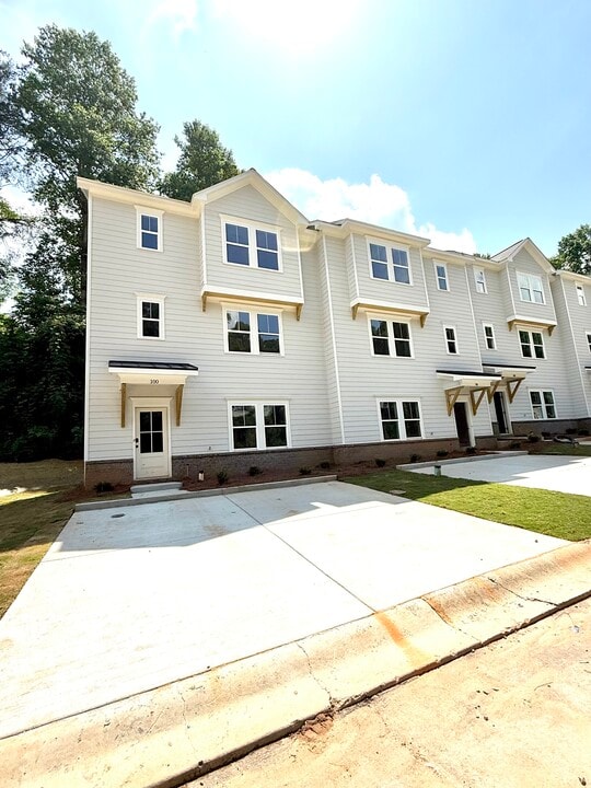 Stephens Court in Dahlonega, GA - Building Photo
